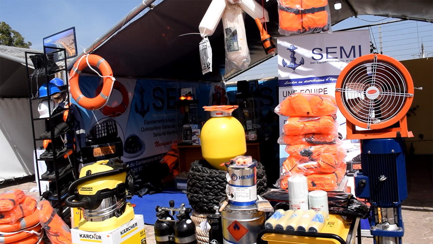 Réalisation SEMI Sénégal - Fourniture de 12 pirogues insubmersibles en fibre de verre avec la douane